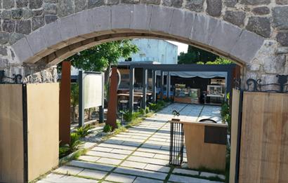 Bodrum Merkezde 15/30 İmarlı Arsa ve Taş Konak