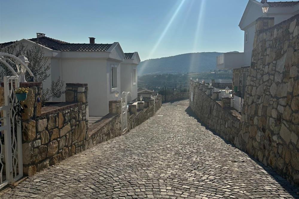 Foçada Hayat Foça Sitesinde Kiralık 3+1 Dubleks Villa