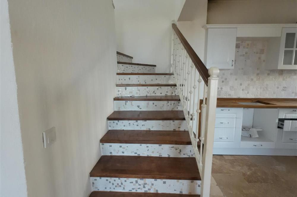 Foçada Hayat Foça Sitesinde Kiralık 3+1 Dubleks Villa