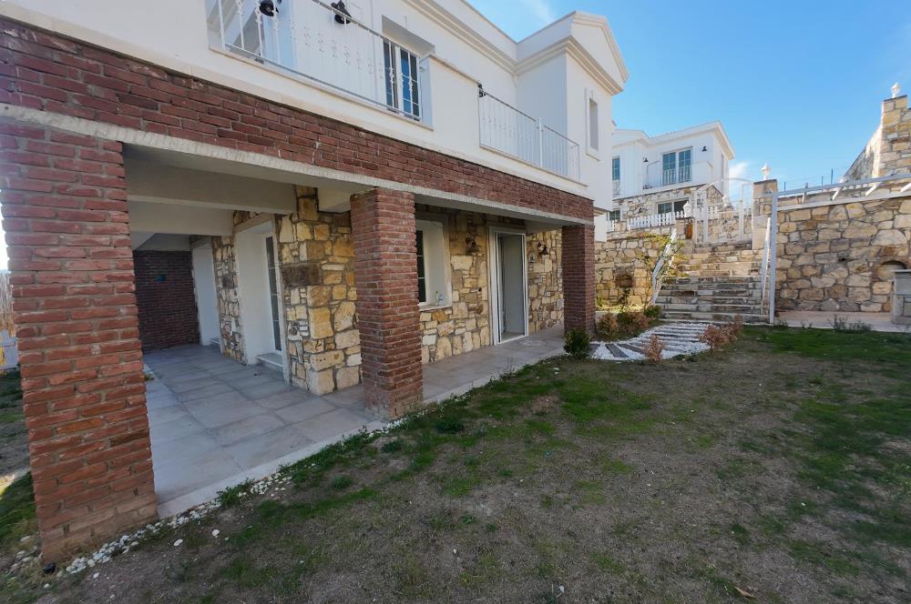 Foçada Hayat Foça Sitesinde Kiralık 3+1 Dubleks Villa