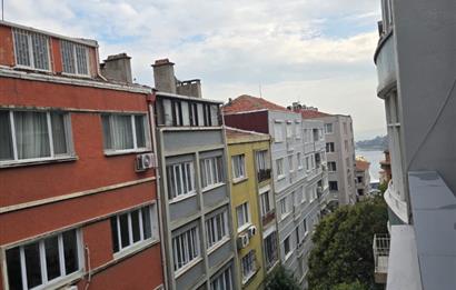 Cihangir Kumrulu Yokuşunda Köşe Konumlu Teraslı Kiralık ofis