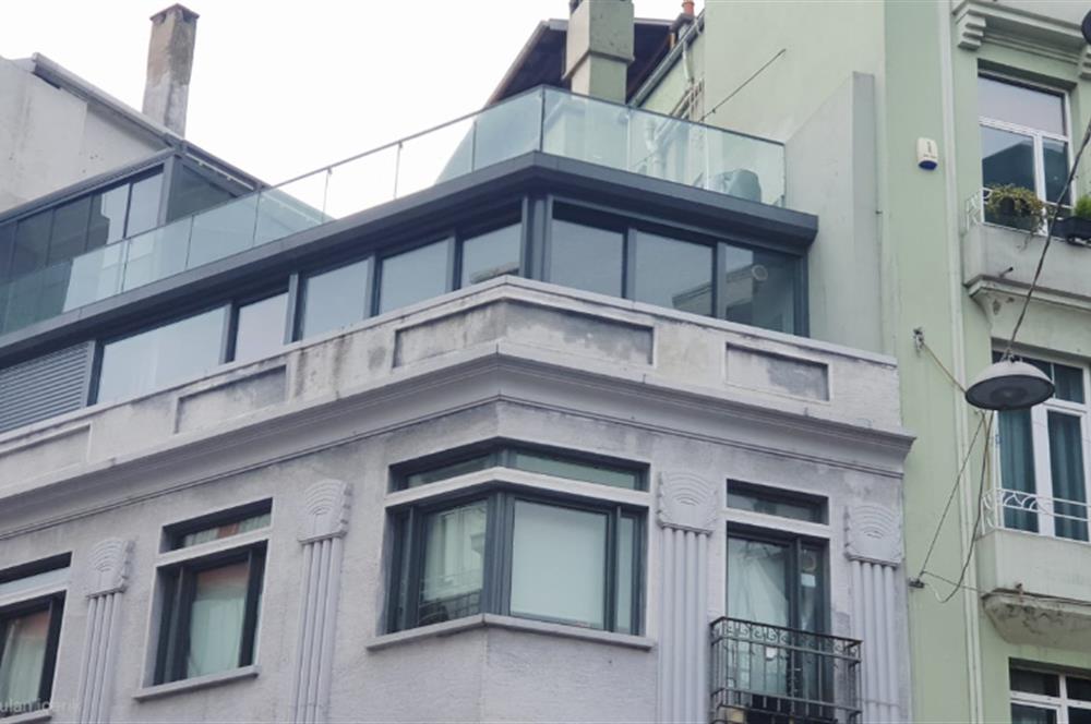 Cihangir Kumrulu Yokuşunda Köşe Konumlu Teraslı Kiralık ofis