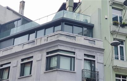Cihangir Kumrulu Yokuşunda Köşe Konumlu Teraslı Kiralık ofis