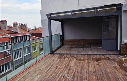 Cihangir Kumrulu Yokuşunda Köşe Konumlu Teraslı Kiralık ofis