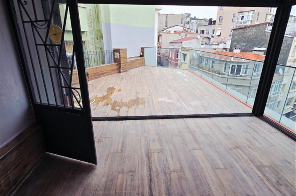 Cihangir Kumrulu Yokuşunda Köşe Konumlu Teraslı Kiralık ofis