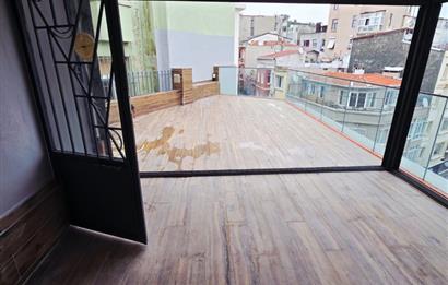 Cihangir Kumrulu Yokuşunda Köşe Konumlu Teraslı Kiralık ofis