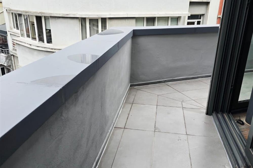 Cihangir Kumrulu Yokuşunda Köşe Konumlu Teraslı Kiralık ofis