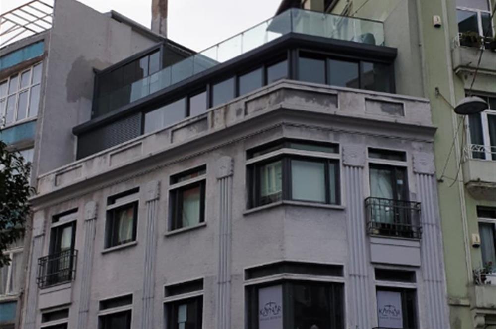 Cihangir Kumrulu Yokuşunda Köşe Konumlu Teraslı Kiralık ofis