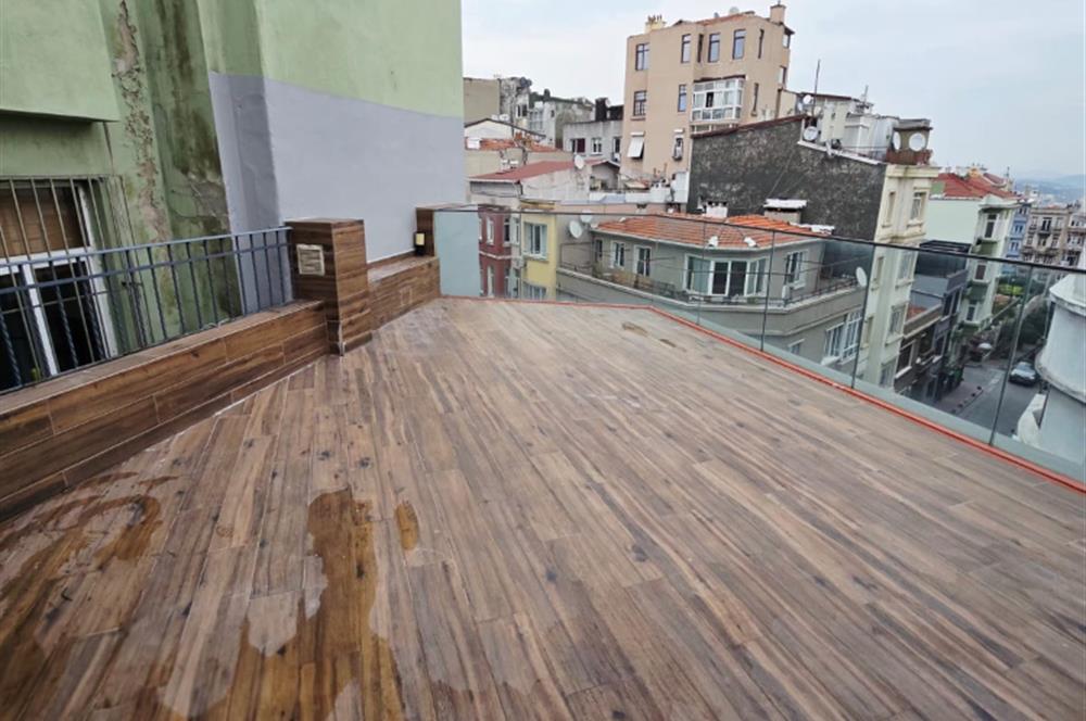 Cihangir Kumrulu Yokuşunda Köşe Konumlu Teraslı Kiralık ofis