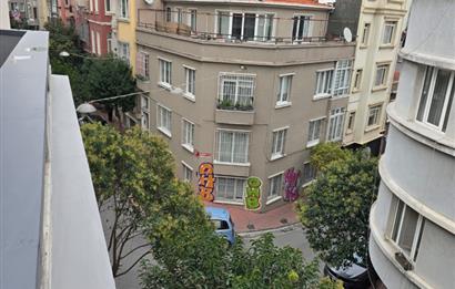 Cihangir Kumrulu Yokuşunda Köşe Konumlu Teraslı Kiralık ofis