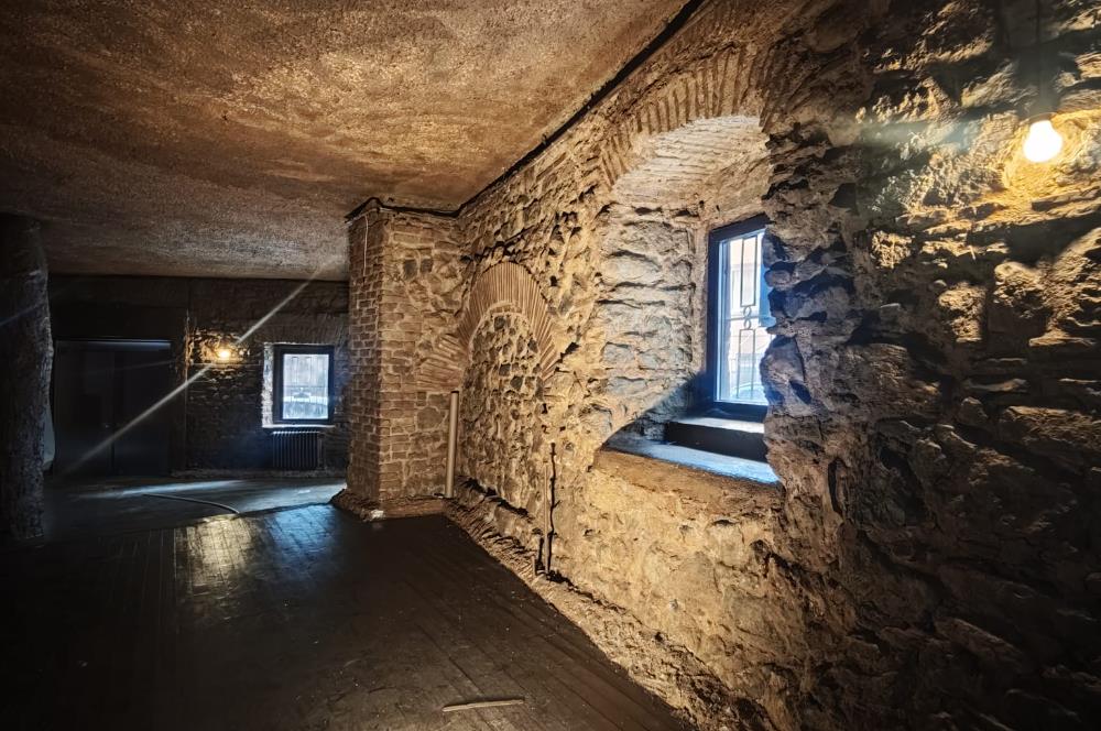 TAKSİM KUMBARACI YOKUŞUN'DA 300 m² GİRİŞ KAT PRESTİJLİ DÜKKAN