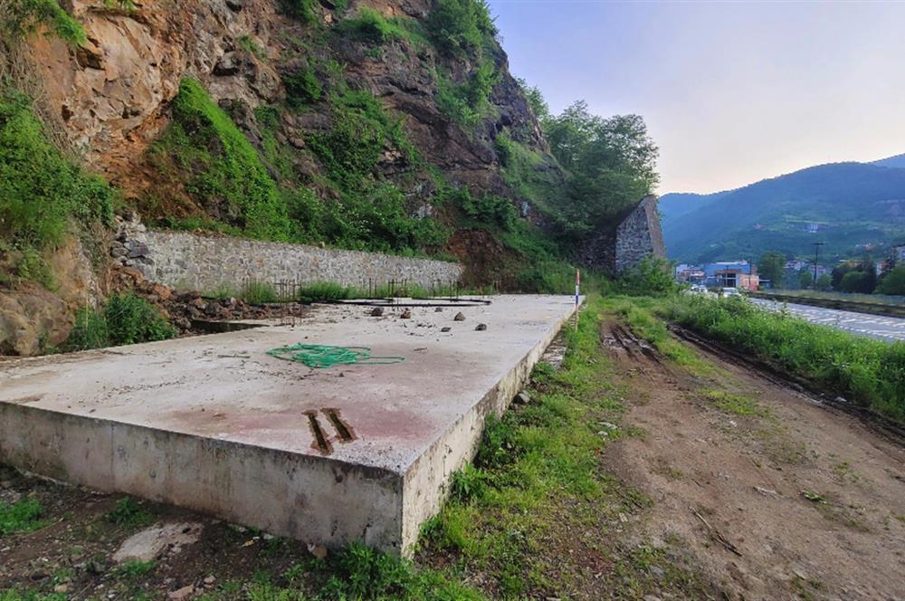 MAÇKA ESİROĞLU ANA CADDE ÜZERİ SATILIK ARSA