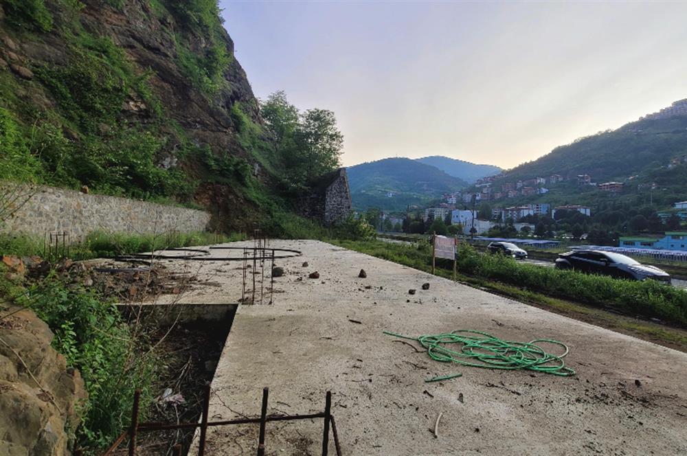 MAÇKA ESİROĞLU ANA CADDE ÜZERİ SATILIK ARSA