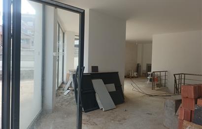 SULTANBEYLİ FATİH MAHALLESİNDE İKİ YOLA CEPHE SATILIK DÜKKAN