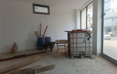 SULTANBEYLİ FATİH MAHALLESİNDE İKİ YOLA CEPHE SATILIK DÜKKAN