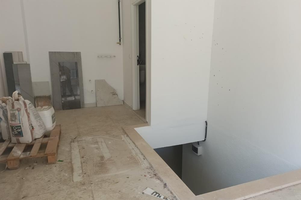 SULTANBEYLİ FATİH MAHALLESİNDE İKİ YOLA CEPHE SATILIK DÜKKAN