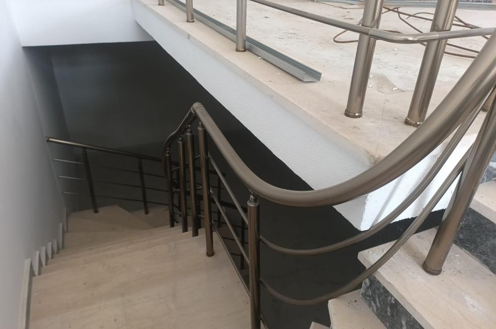 SULTANBEYLİ FATİH MAHALLESİNDE İKİ YOLA CEPHE SATILIK DÜKKAN