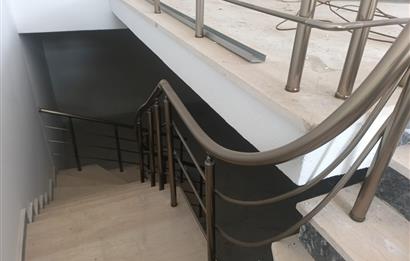 SULTANBEYLİ FATİH MAHALLESİNDE İKİ YOLA CEPHE SATILIK DÜKKAN