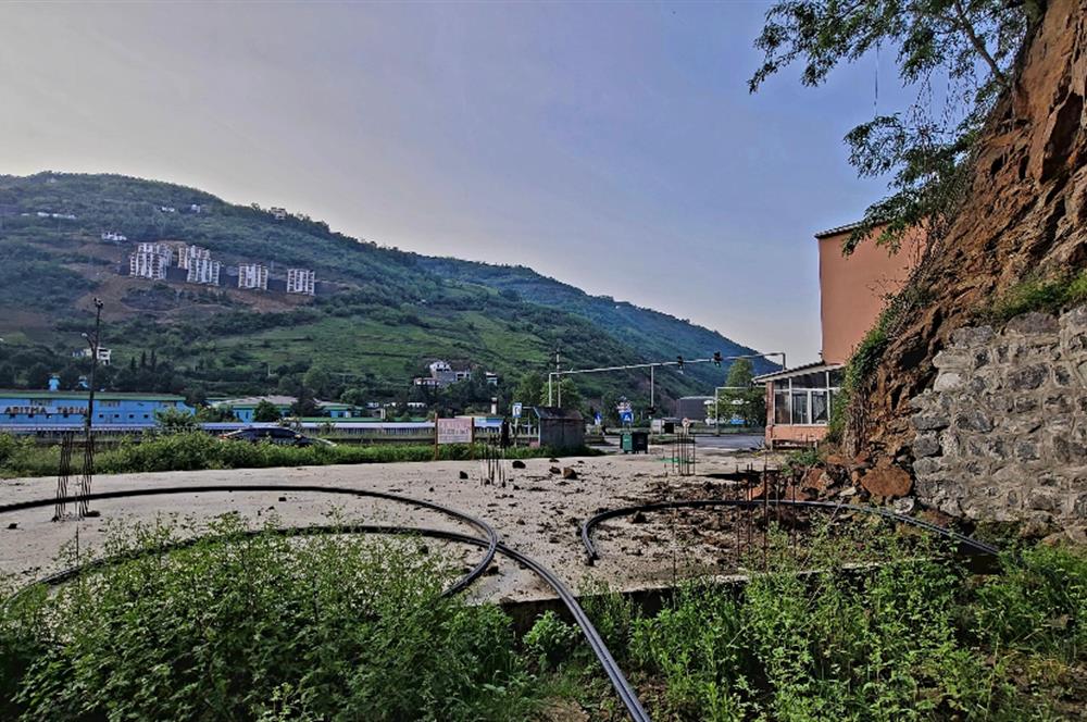 MAÇKA ESİROĞLU ANA CADDE ÜZERİ SATILIK ARSA