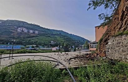 MAÇKA ESİROĞLU ANA CADDE ÜZERİ SATILIK ARSA