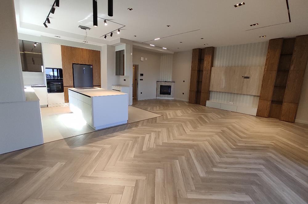 MODERN MİMARİ & DENİZ MANZARALI TRİPLEKS VİLLA MERKEZE BİR ADIM