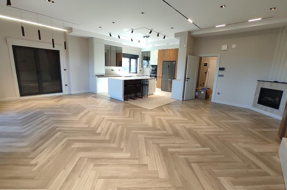 MODERN MİMARİ & DENİZ MANZARALI TRİPLEKS VİLLA MERKEZE BİR ADIM