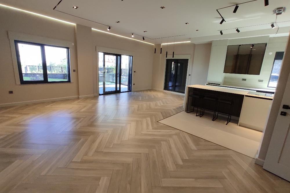 MODERN MİMARİ & DENİZ MANZARALI TRİPLEKS VİLLA MERKEZE BİR ADIM