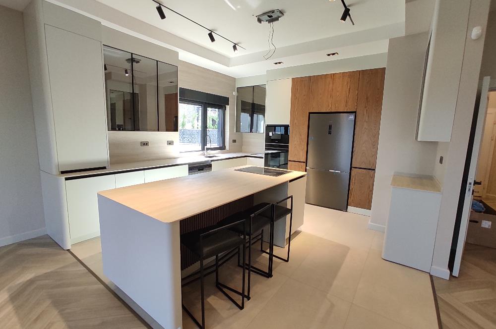 MODERN MİMARİ & DENİZ MANZARALI TRİPLEKS VİLLA MERKEZE BİR ADIM