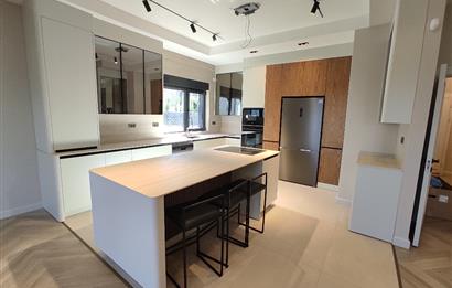 MODERN MİMARİ & DENİZ MANZARALI TRİPLEKS VİLLA MERKEZE BİR ADIM