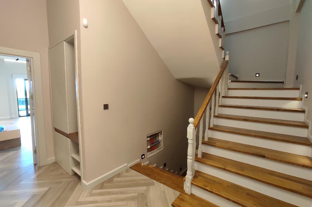 MODERN MİMARİ & DENİZ MANZARALI TRİPLEKS VİLLA MERKEZE BİR ADIM