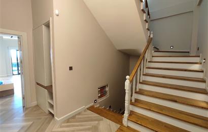 MODERN MİMARİ & DENİZ MANZARALI TRİPLEKS VİLLA MERKEZE BİR ADIM