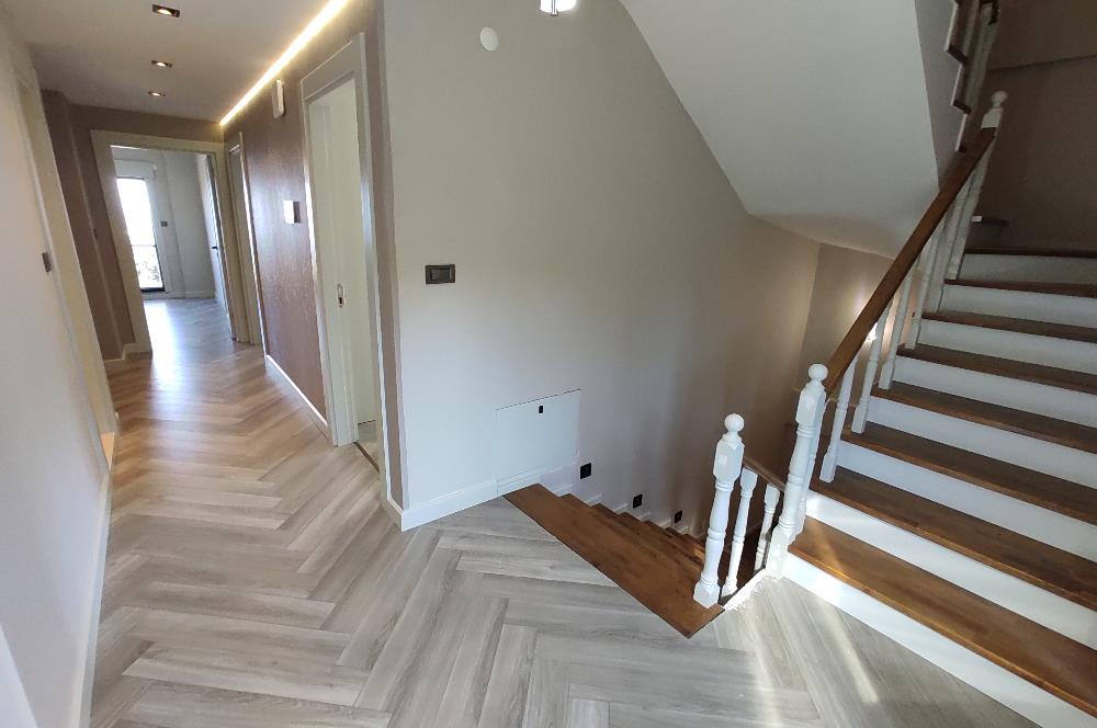 MODERN MİMARİ & DENİZ MANZARALI TRİPLEKS VİLLA MERKEZE BİR ADIM