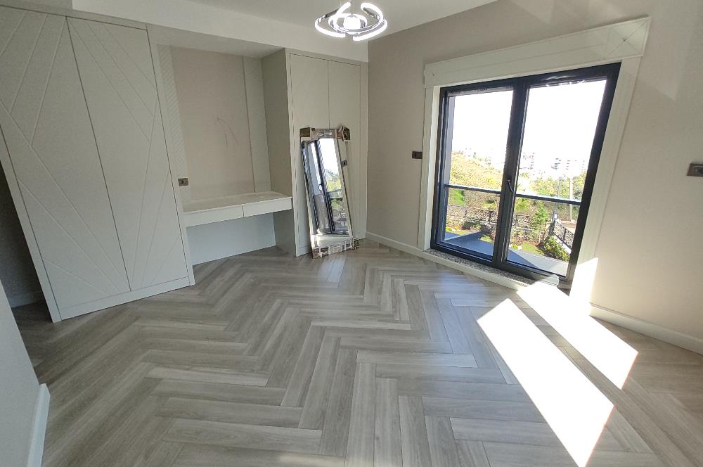 MODERN MİMARİ & DENİZ MANZARALI TRİPLEKS VİLLA MERKEZE BİR ADIM