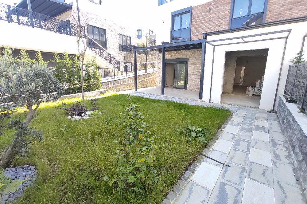 MODERN MİMARİ & DENİZ MANZARALI TRİPLEKS VİLLA MERKEZE BİR ADIM