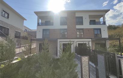 MODERN MİMARİ & DENİZ MANZARALI TRİPLEKS VİLLA MERKEZE BİR ADIM