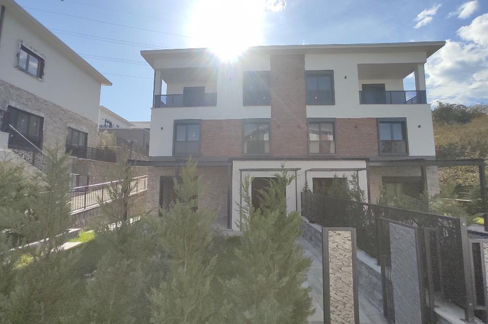 MODERN MİMARİ & DENİZ MANZARALI TRİPLEKS VİLLA MERKEZE BİR ADIM