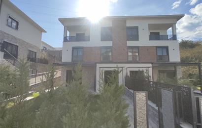 MODERN MİMARİ & DENİZ MANZARALI TRİPLEKS VİLLA MERKEZE BİR ADIM