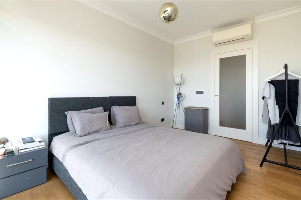 BAĞDAT CADDESİ'NE 2.BİNA,ERENKÖY DİVAN'IN SOKAĞI,DENİZ MANZARALI,BALKONLU,HAVUZLU,4+1