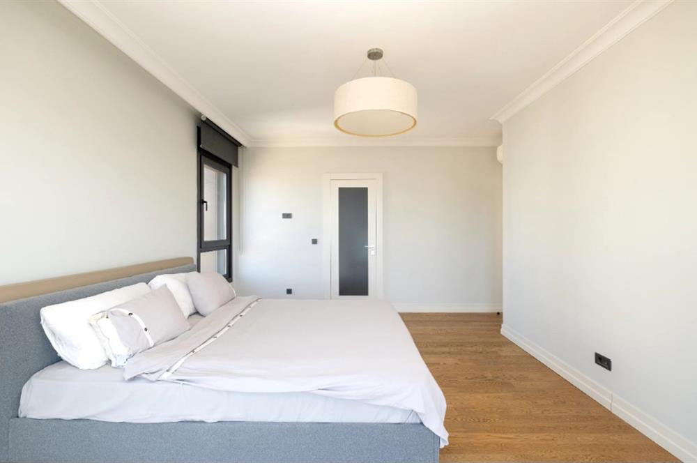 BAĞDAT CADDESİ'NE 2.BİNA,ERENKÖY DİVAN'IN SOKAĞI,DENİZ MANZARALI,BALKONLU,HAVUZLU,4+1