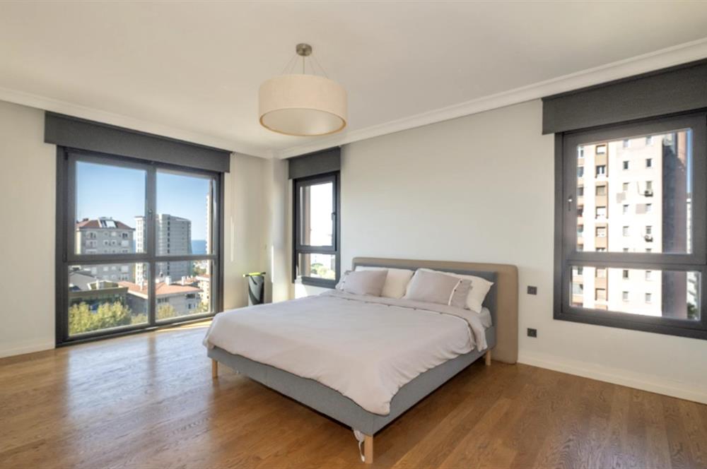 BAĞDAT CADDESİ'NE 2.BİNA,ERENKÖY DİVAN'IN SOKAĞI,DENİZ MANZARALI,BALKONLU,HAVUZLU,4+1