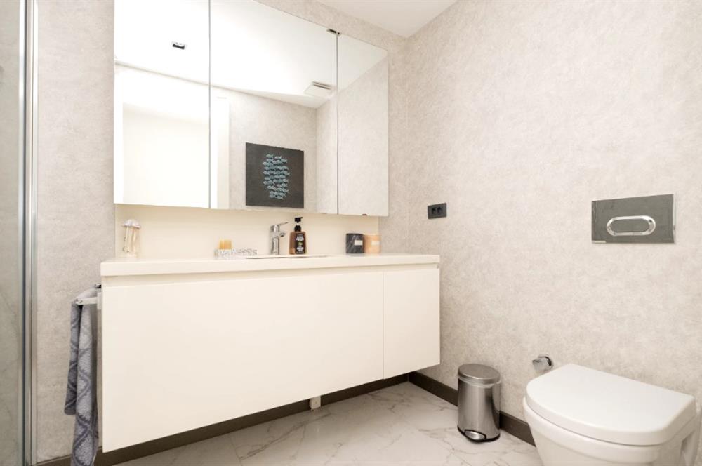 BAĞDAT CADDESİ'NE 2.BİNA,ERENKÖY DİVAN'IN SOKAĞI,DENİZ MANZARALI,BALKONLU,HAVUZLU,4+1