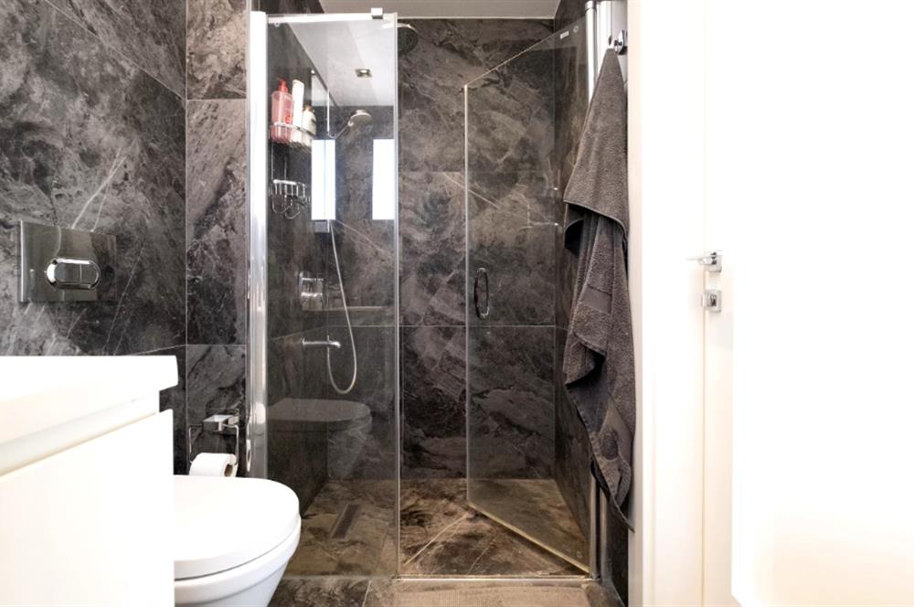 BAĞDAT CADDESİ'NE 2.BİNA,ERENKÖY DİVAN'IN SOKAĞI,DENİZ MANZARALI,BALKONLU,HAVUZLU,4+1