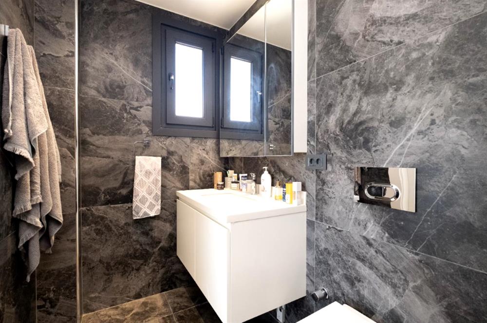 BAĞDAT CADDESİ'NE 2.BİNA,ERENKÖY DİVAN'IN SOKAĞI,DENİZ MANZARALI,BALKONLU,HAVUZLU,4+1