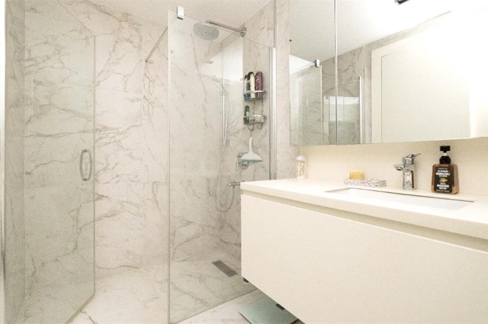 BAĞDAT CADDESİ'NE 2.BİNA,ERENKÖY DİVAN'IN SOKAĞI,DENİZ MANZARALI,BALKONLU,HAVUZLU,4+1