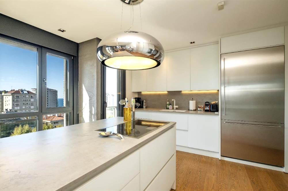 BAĞDAT CADDESİ'NE 2.BİNA,ERENKÖY DİVAN'IN SOKAĞI,DENİZ MANZARALI,BALKONLU,HAVUZLU,4+1