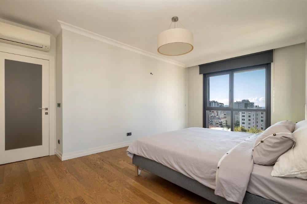 BAĞDAT CADDESİ'NE 2.BİNA,ERENKÖY DİVAN'IN SOKAĞI,DENİZ MANZARALI,BALKONLU,HAVUZLU,4+1