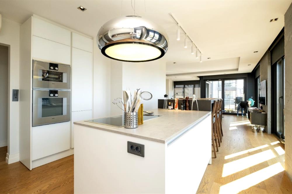 BAĞDAT CADDESİ'NE 2.BİNA,ERENKÖY DİVAN'IN SOKAĞI,DENİZ MANZARALI,BALKONLU,HAVUZLU,4+1