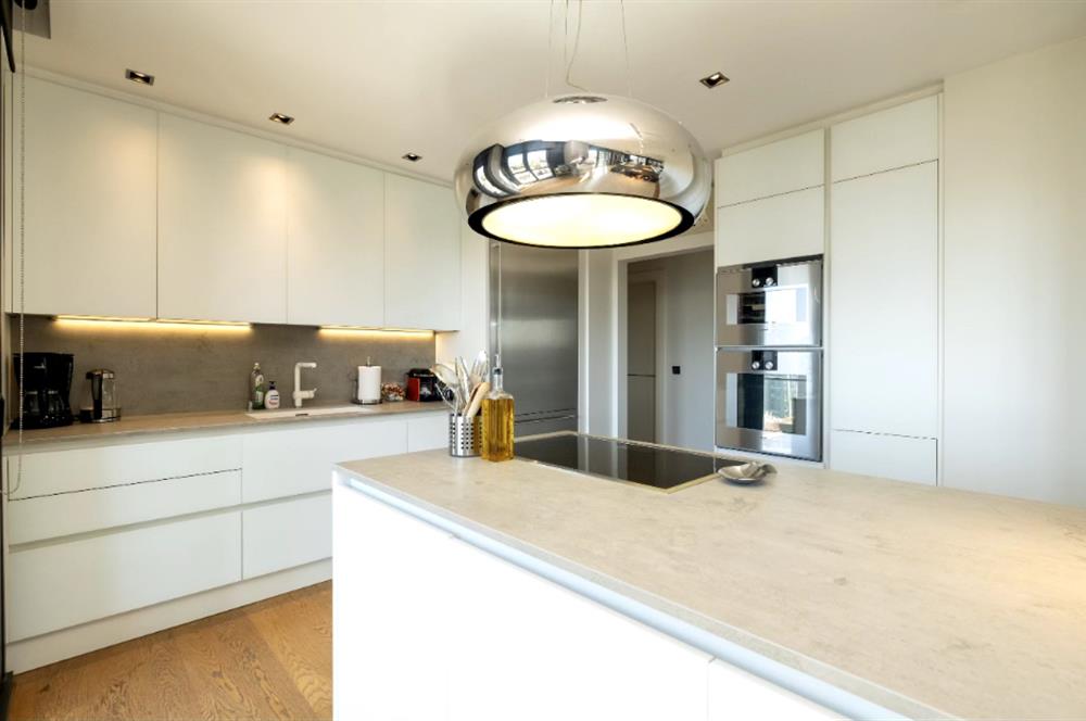 BAĞDAT CADDESİ'NE 2.BİNA,ERENKÖY DİVAN'IN SOKAĞI,DENİZ MANZARALI,BALKONLU,HAVUZLU,4+1