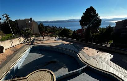 DARICA'DA HARİKA DENİZ MANZARALI,TERASLI,AÇIK YÜZME HAVUZLU BİNA