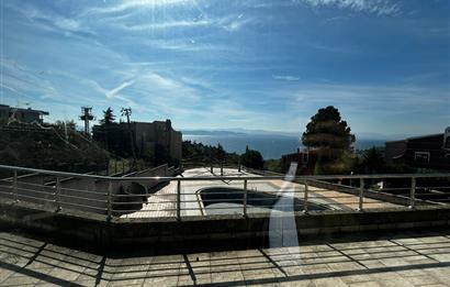 DARICA'DA HARİKA DENİZ MANZARALI,TERASLI,AÇIK YÜZME HAVUZLU BİNA